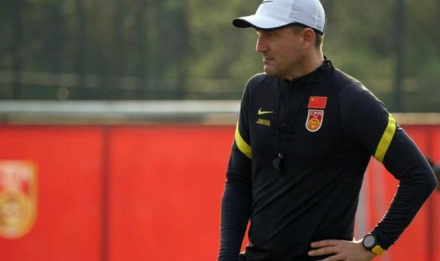 开云体育保障-扬科维奇：过于尊重对手！半场故意不调整战术人员