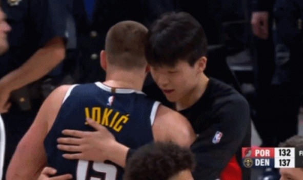 😁世纪拥抱~约基奇赛后找到了杨瀚森 一个爱的抱抱